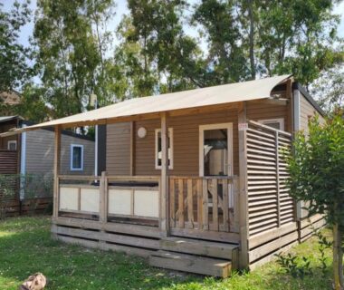 Terrasse en bois devant le mobil home 4 personnes climatisé