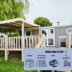 Terrasse en bois avec pergola au mobil-home 4 personnes dans camping 5 étoiles proche de la mer
