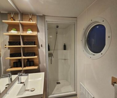 Salle de bain avec douche et hublot dans le mobil-home 4 personnes