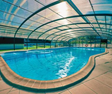 Piscine couverte au camping, Mobil-home 4 personnes dans camping 5 étoiles proche de la mer