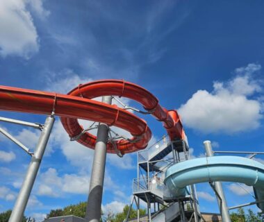 Parc aquatique avec toboggans et ciel bleu au mobil-home 4 personnes dans camping 5 étoiles proche de la mer