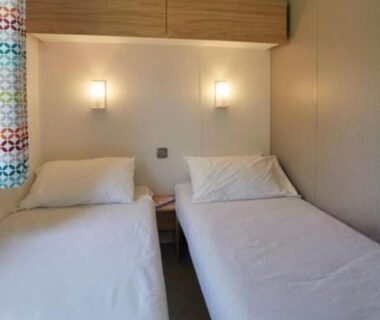 Chambre intérieure avec deux lits dans le Mobil-home 4 personnes dans camping 5 étoiles proche de la mer