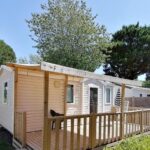 Terrasse en bois devant le mobil home 4 personnes dans campings 4 et 5 étoiles Carnac