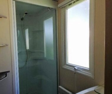 Salle de bain avec douche et lavabo dans le mobil home 4 personnes