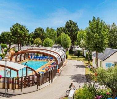 Espace piscine couvert avec toboggan au Mobil home 4 personnes dans campings 4 et 5 étoiles Carnac