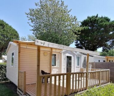 Terrasse en bois devant le mobil home 4 personnes dans campings 4 et 5 étoiles Carnac