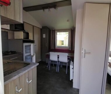 Intérieur avec kitchenette et table à manger du Mobil home 4 personnes dans campings 4 et 5 étoiles Carnac