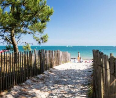 Accès plage sablonneuse entre palissades et pin au Mobil home 4 personnes dans campings 4 et 5 étoiles Carnac