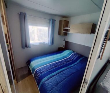 Chambre avec lit double et fenêtre dans le Mobil home 40 m2 camping 4*
