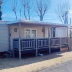 Terrasse en bois devant mobil home du Mobil home 40 m2 camping 4*