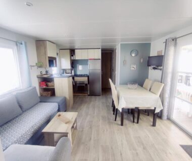 Salon séjour et kitchenette dans le mobil home 40 m2 camping 4*