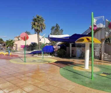Aire de jeux aquatique avec jets d'eau au Mobil home 40 m2 camping 4*