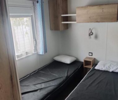 Chambre avec deux lits simples dans le Mobil home 40 m2 camping 4*