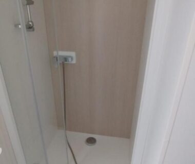 Cabine de douche avec pommeau et bac de douche dans le Mobil-home 40m2