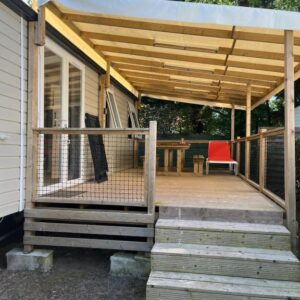 Terrasse couverte en bois avec table et chaises du mobil-home 40m2