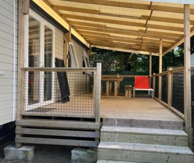 Terrasse couverte en bois avec table et chaises du mobil-home 40m2