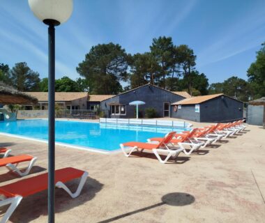 Piscine extérieure avec rangée de transats au Mobil-home 40m2