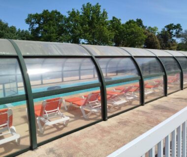 Camping en Vendée avec piscine couverte et transats au Mobil-home 40m2