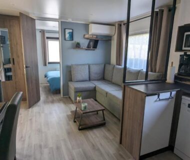 Salon et coin cuisine lumineux dans le Mobil-home 40m2 au calme, plage, piscine, forêt