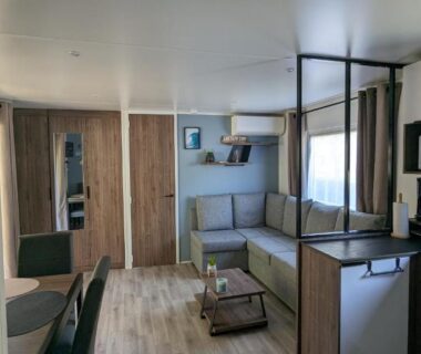 Intérieur avec salon et kitchenette dans le Mobil-home 40m2 au calme, plage, piscine, forêt