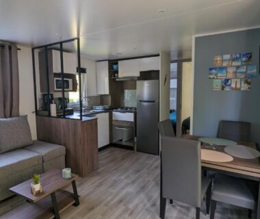 Intérieur salon et kitchenette dans le mobil-home 40m2 au calme plage piscine forêt