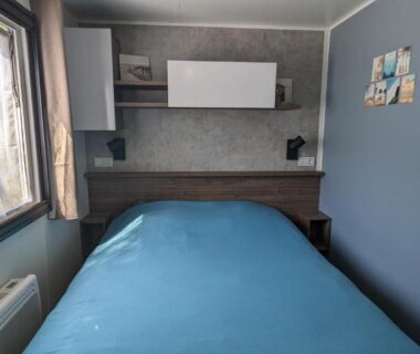 Chambre avec lit double et fenêtre dans le Mobil-home 40m2 au calme, plage, piscine, forêt