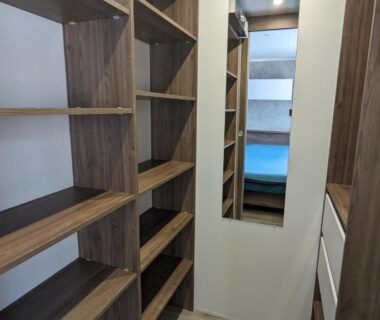 Dressing avec étagères en bois dans le mobil-home 40m2 au calme plage piscine forêt