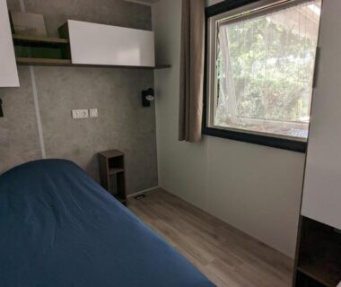 Chambre avec lit simple et fenêtre dans le Mobil-home 40m2 au calme