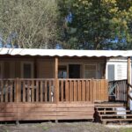 Terrasse en bois et escalier devant le mobil-home 447 au camping Siblu 4 étoiles