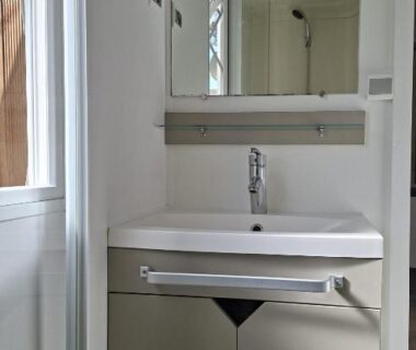 Salle de bain avec lavabo miroir et meuble sous-vasque dans le Mobil-home 447 3 chambres camping Siblu 4 étoiles
