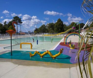 Bassin pour enfants avec toboggan au Mobil-home 447