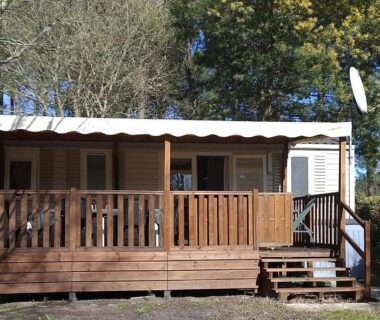 Terrasse en bois et escalier devant le mobil-home 447 au camping Siblu 4 étoiles