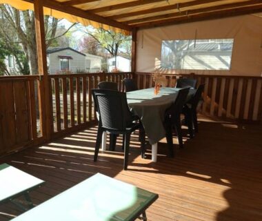 Terrasse couverte avec table et chaises du Mobil home 447 au camping Siblu 4 étoiles