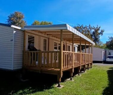 Terrasse couverte et pelouse devant le Mobil-home 447