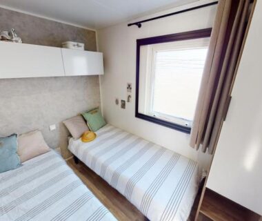 Chambre avec deux lits simples dans le Mobil home 4/6 personnes