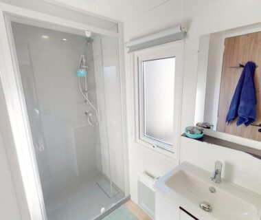 Salle de bain avec douche et lavabo du Mobil home 4/6 personnes
