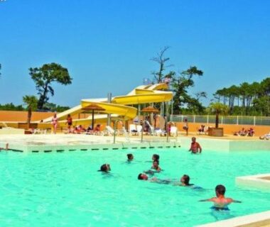 Piscine extérieure avec parasols jaunes au Mobil home 4/6 personnes