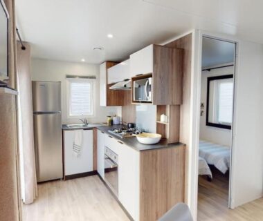 Intérieur cuisine et séjour du Mobil home 4/6 personnes