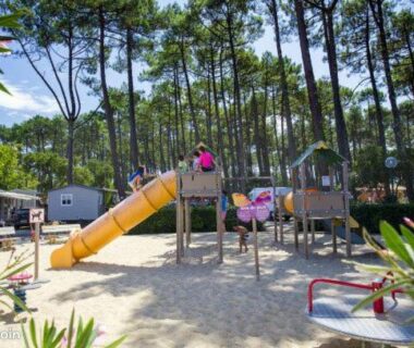 Aire de jeux avec toboggan dans la pinède au Mobil home 4/6 personnes