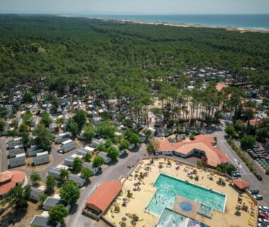 Dans les Landes piscine centrale et mobil-homes en pinède près de la plage au Mobil home 4/6 personnes