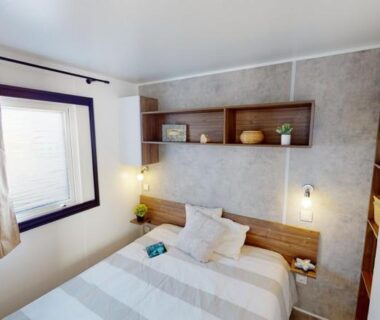 Chambre avec lit double et rangements dans le Mobil home 4/6 personnes