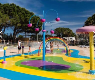 Pataugeoire ludique avec jets et arche multicolore au Mobil-home