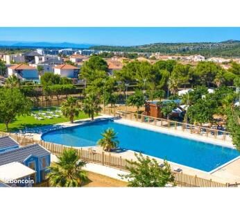 Piscine extérieure avec vue sur la mer dans l'Aude au Mobil home