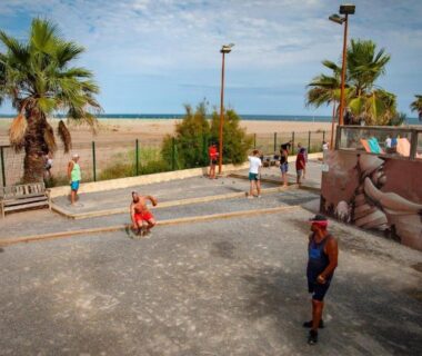 Aire de pétanque face à la mer au Mobil home