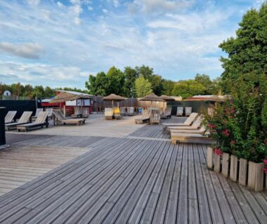 Terrasse en bois avec transats et parasols du Mobil-home
