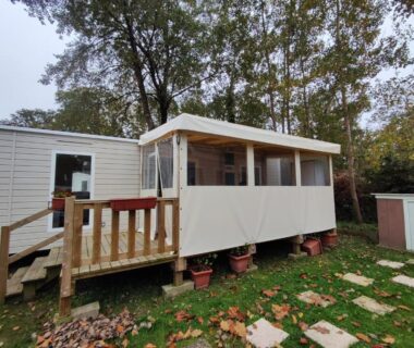 Dans le Finistère terrasse couverte sur pelouse devant le Mobil home