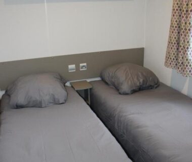 Chambre avec deux lits simples dans le mobil-home Mobil-home