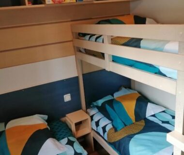 Chambre avec lits superposés et rangements dans le Mobil home 5 pers proche d'Europa Park E020