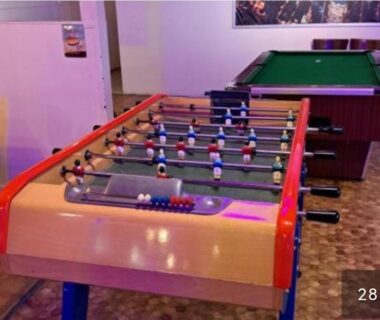 Salle de jeux avec baby-foot et billard dans le Mobil home 5 pers proche d’Europa Park E020