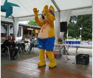 Sous chapiteau mascotte jaune en animation au Mobil home 5 pers proche d'Europa Park E020